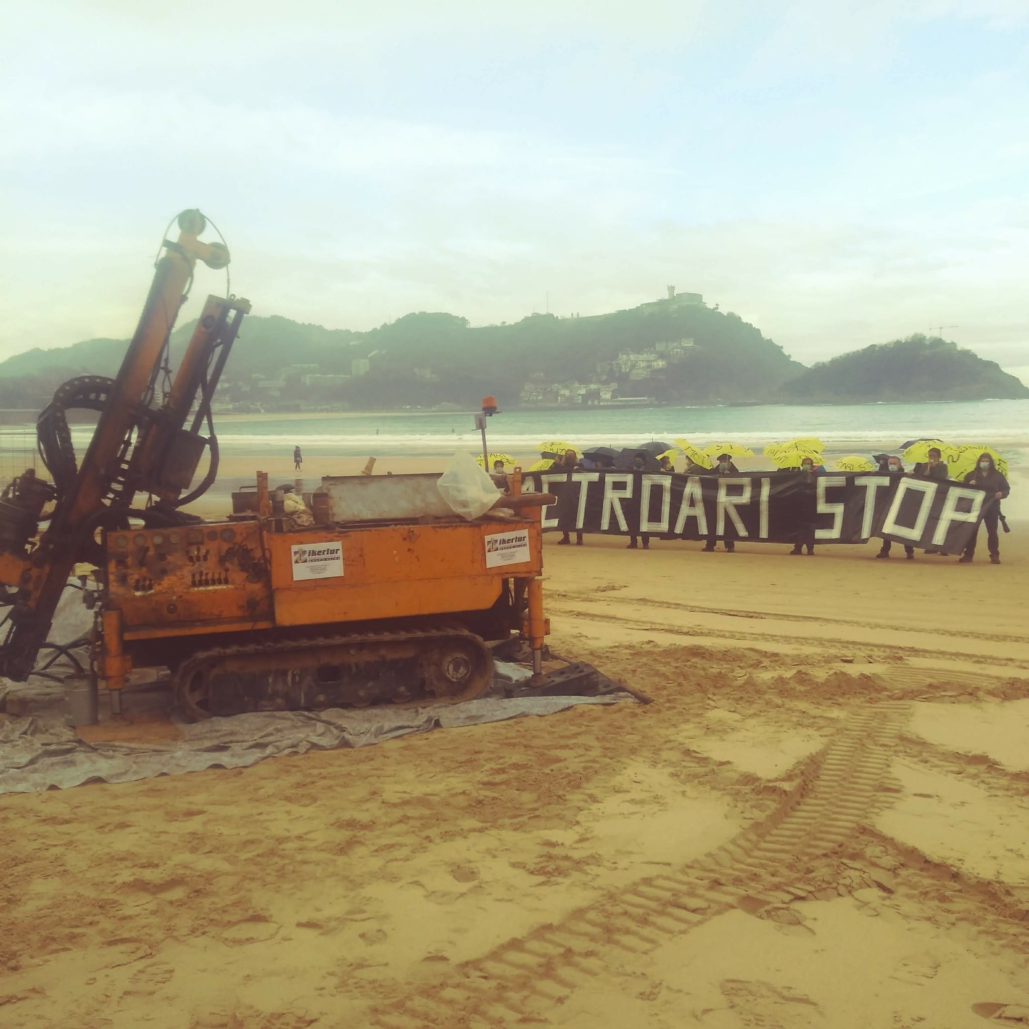 metroari stop Protesta en la playa de la Concha contra las obras del Metro