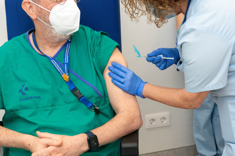 Vacunación de sanitarios en Cruces. Foto: Gobierno vasco