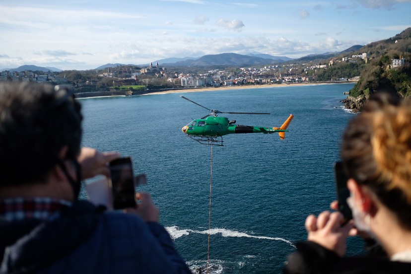 El pasado 17 de febrero con el helicóptero retirando la grúa de Santa Clara. Foto: Santiago Farizano