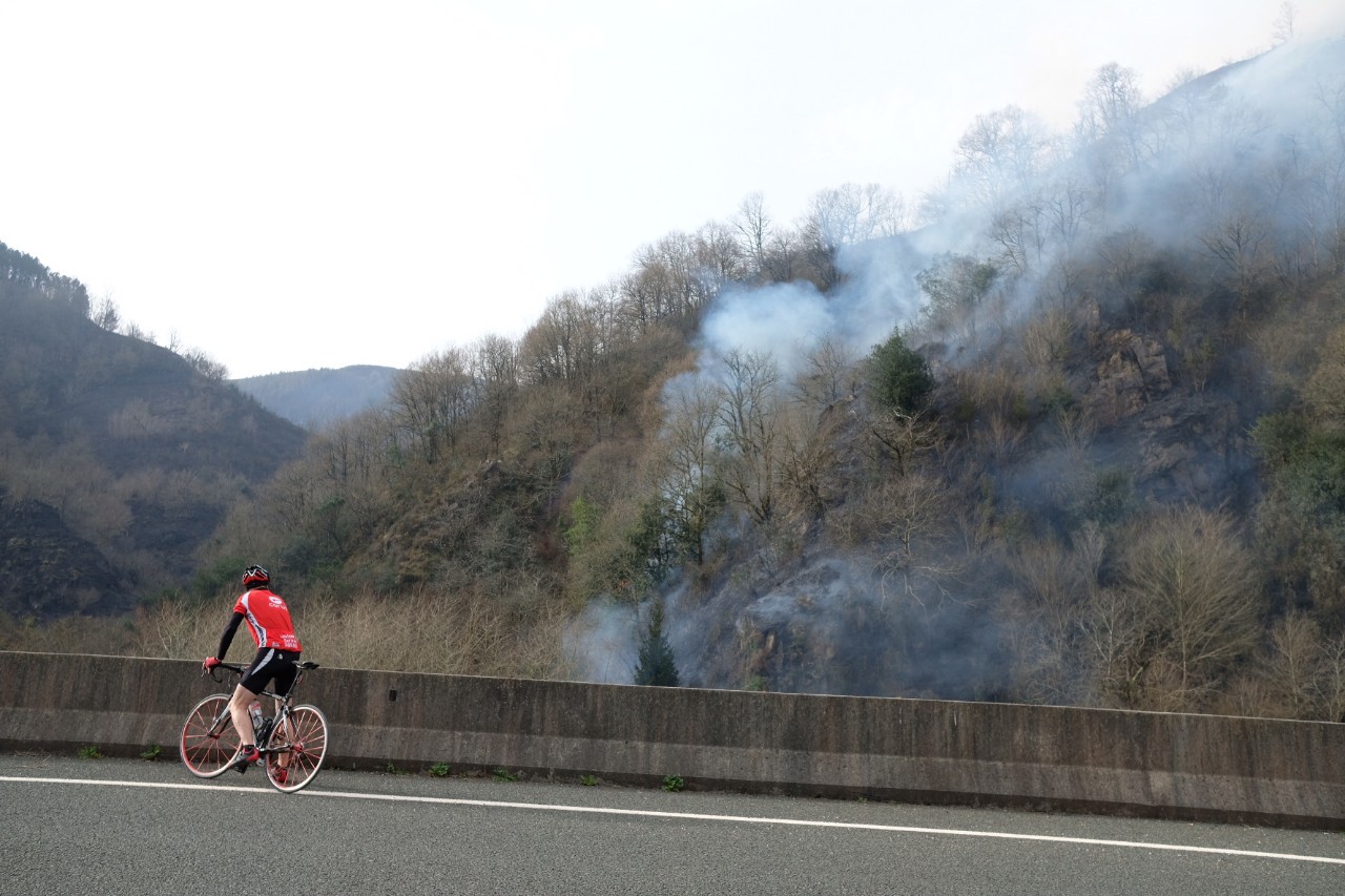El fuego arrasa 300 hectáreas en Gipuzkoa pero la previsión es mejor