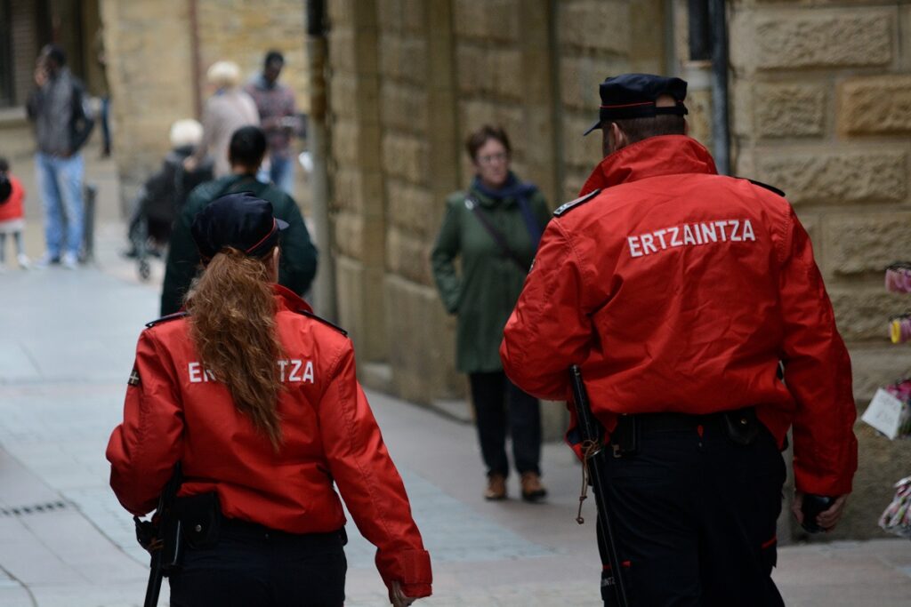 Ertzaintza vacunas Irun: La Ertzaintza detecta un bar con catorce personas fuera del horario permitido
