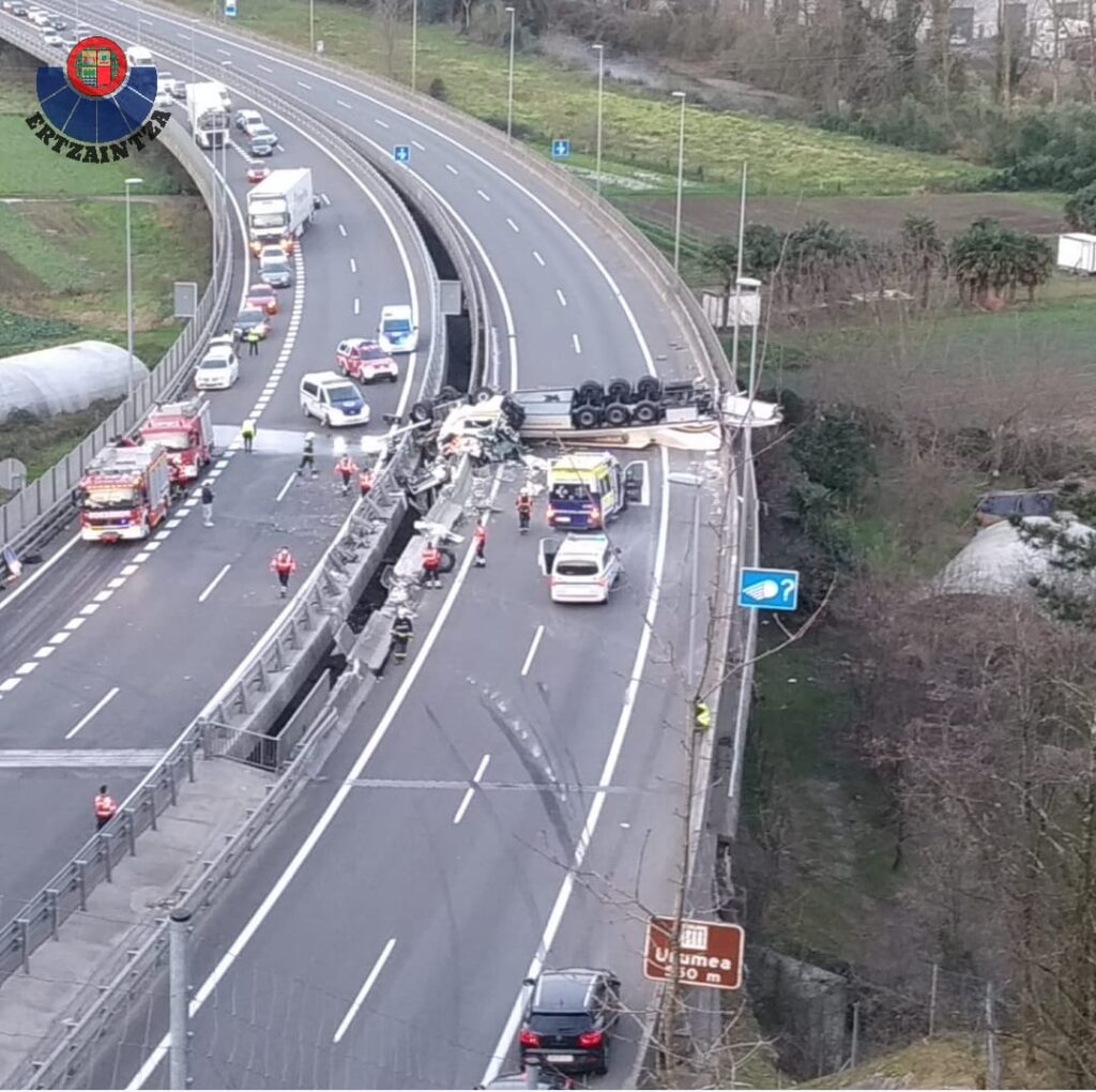 Hernani camion Un camionero herido al volcar su vehículo en la AP-15 (Hernani)