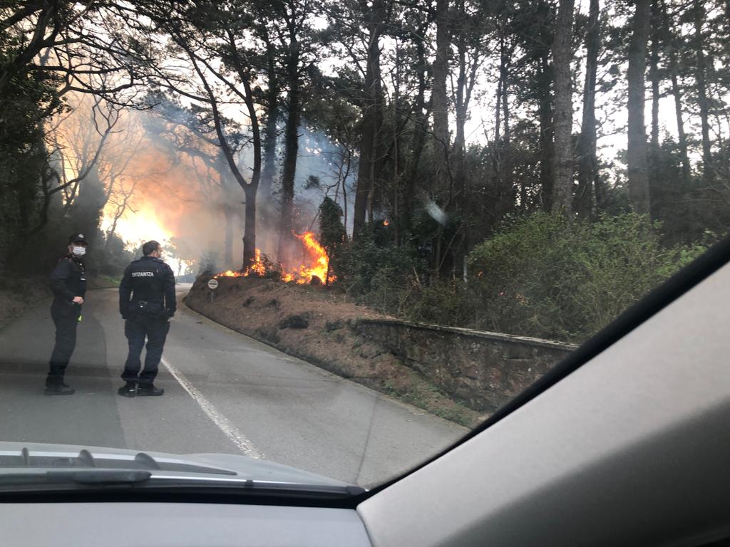 Fuego hoy en Igeldo. Foto: Xabi Unanue (vía twitter)