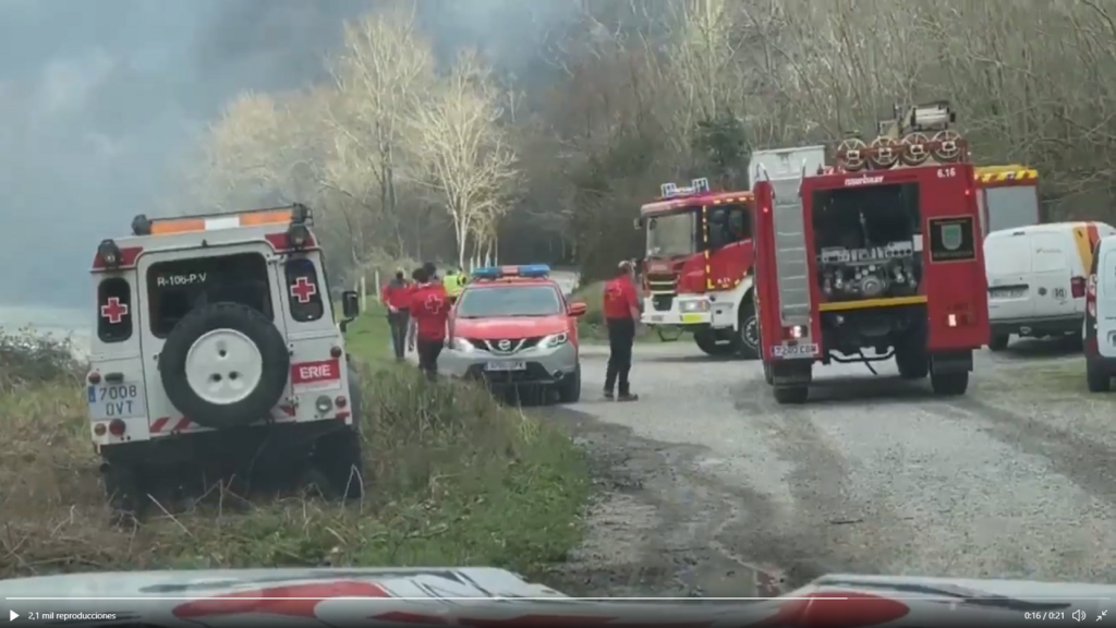 Irun Desalojan caseríos en Irun por la cercanía del incendio de Navarra