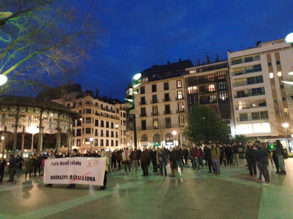 Kontzentra Concentración en Donostia en apoyo de Pablo Hasel