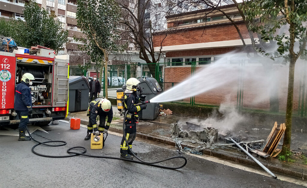 contenedor Los bomberos sofocan un fuego en un contenedor de Amara Berri