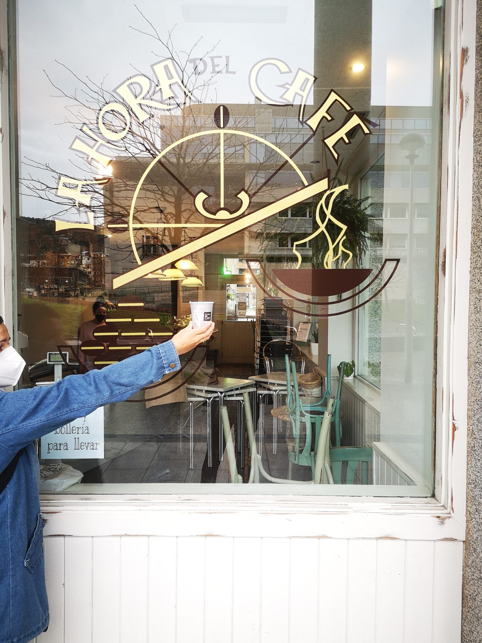 la hora del cafe scaled - Donostia, ahora, se recorre café en mano