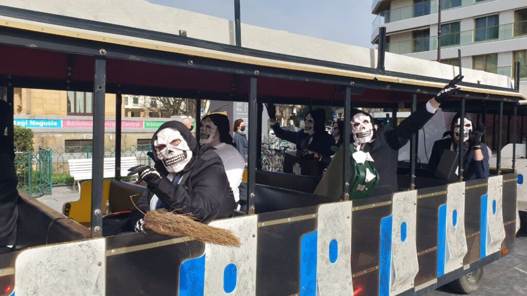 tren sortu2 "Las vais a pasar canutas", advierte Sortu desde un siniestro tren txu txu en Donostia