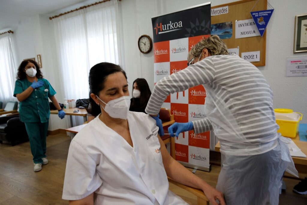 Comienza la vacunación en los centros de día gipuzkoanos 2 vacuna centro Comienza la vacunación en los centros de día gipuzkoanos