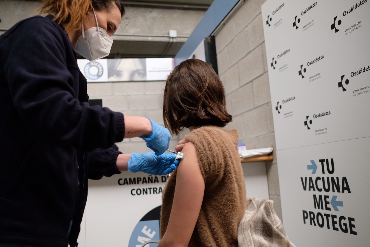 Vacunación en Illunbe. Foto: Santiago Farizano
