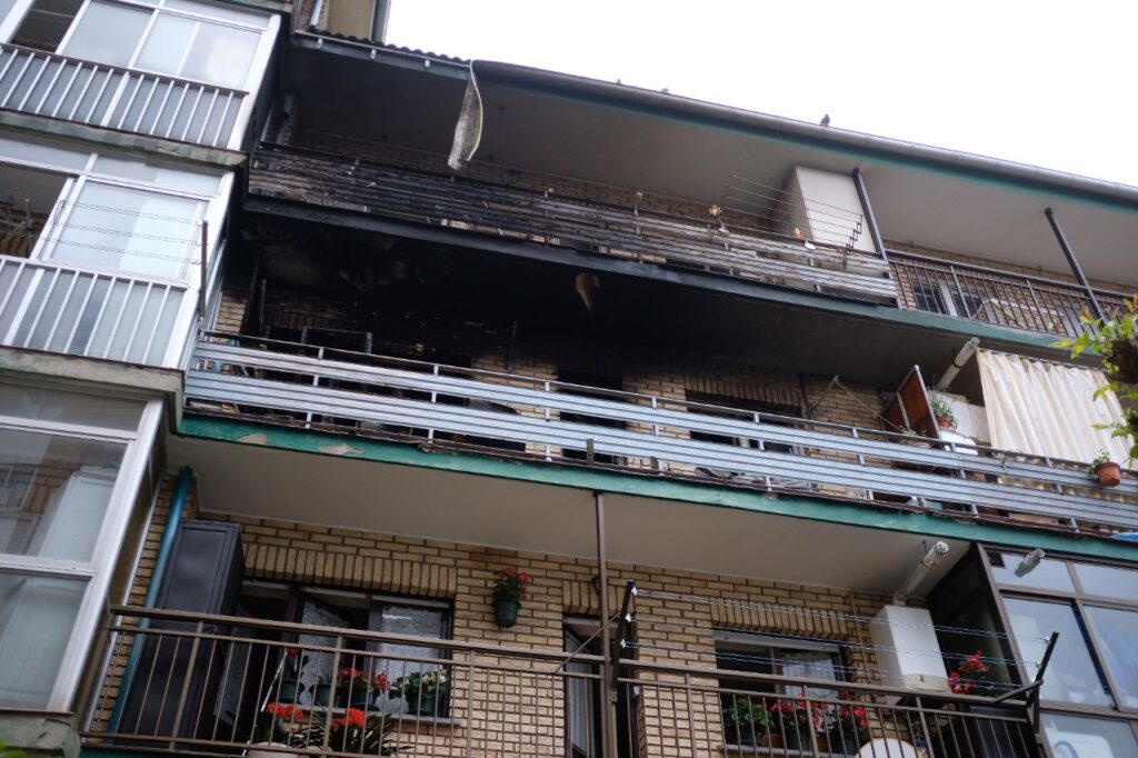 2021 0325 08013800 copy 1280x853 1 Una mujer fallecida y seis afectados en un incendio en Intxaurrondo
