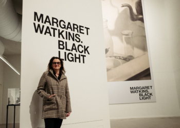 Anne Morin, comisaria de la exposición de Margaret Watkins 'Black light'. Fotos: Santiago Farizano