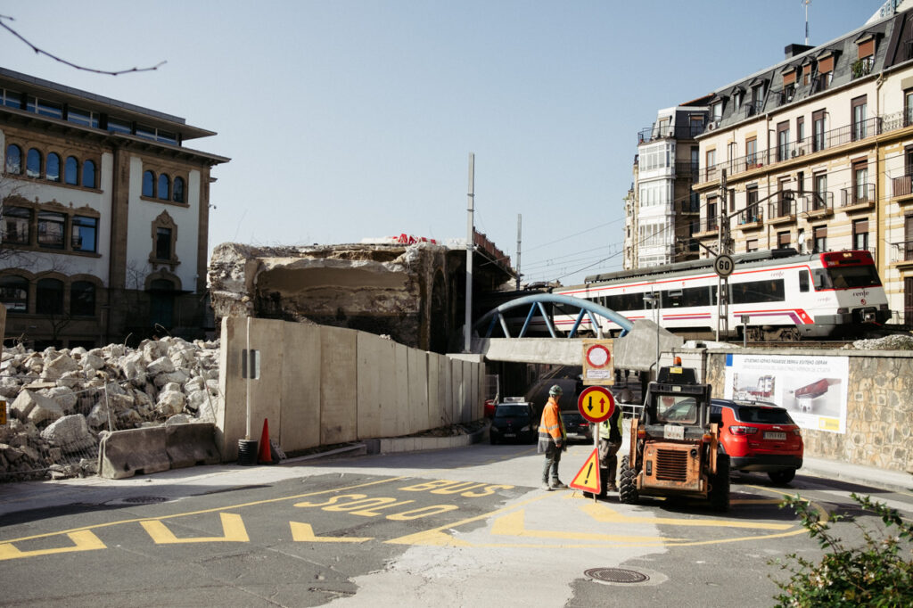 DSCF9428 Iztueta: Un percance en las obras provoca problemas en el tránsito ferroviario