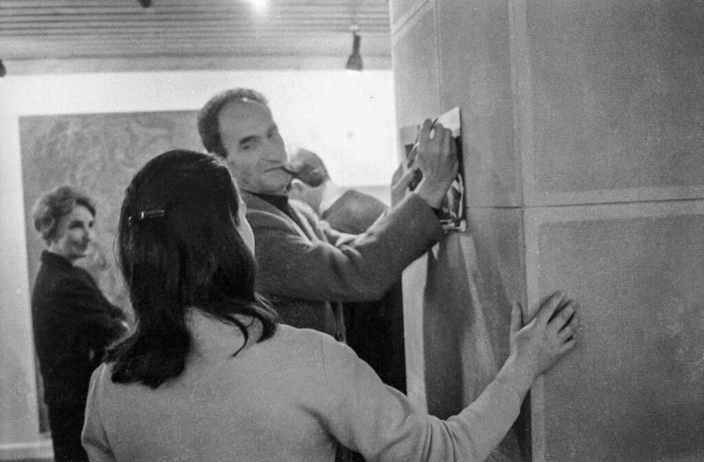 Eduardo Chillida.Ezk . A la izda.Pilar Belzunce.Kutxateka. Arturo Delgado Kutxa Fundazioa y Fundación Oteiza publican una obra sobre el Grupo GAUR