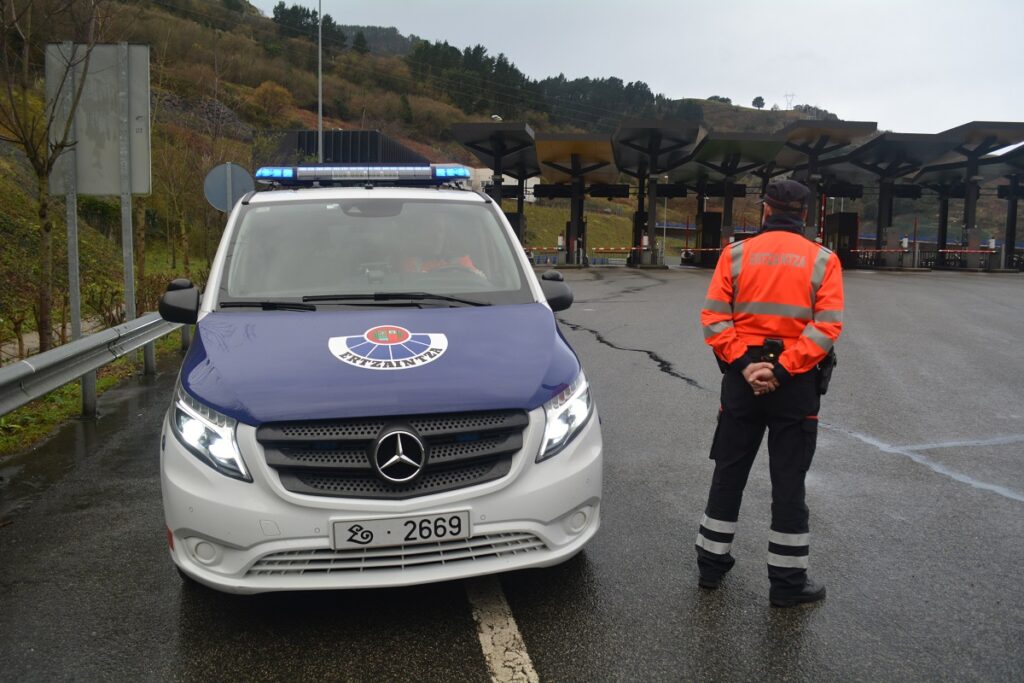 Ertzaintza Mendaro Fallece en Mendaro un motorista tras chocar contra el guardarraíl