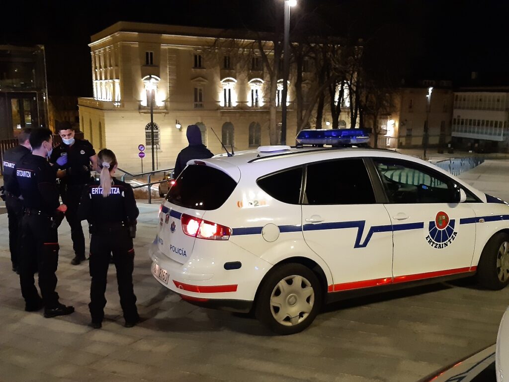 Ertzaintza noche "Cuatro o cinco" bandas de menores delinquen en Gipuzkoa