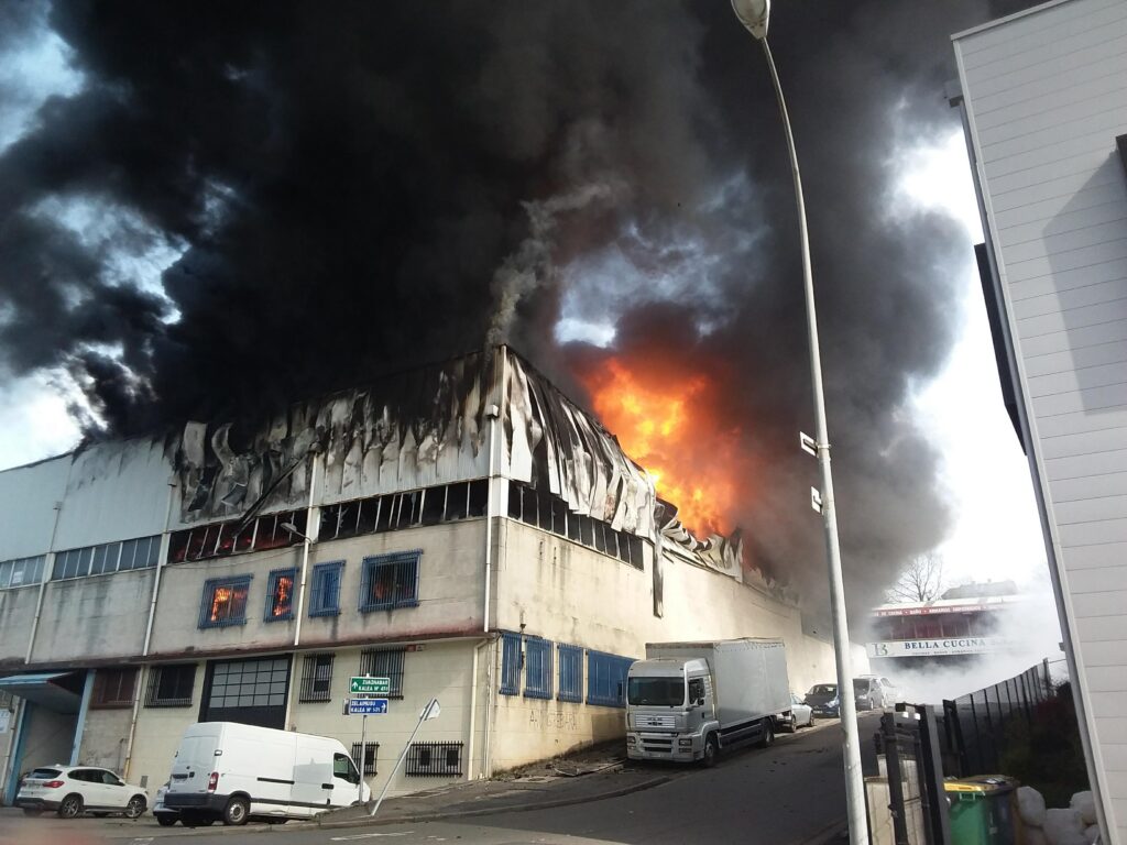 Oiartzun humo2 Incendio en el polígono Ugaldetxo de Oiartzun