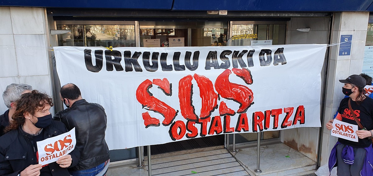 SOS Ostalaritza ocupa el Gobierno vasco en Donostia y exige compensaciones 2 SOS Ostalaritza Gobierno vasco2 SOS Ostalaritza ocupa el Gobierno vasco en Donostia y exige compensaciones