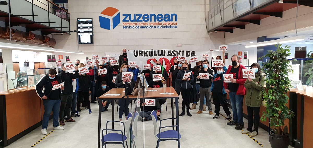 SOS Ostalaritza ocupa el Gobierno vasco en Donostia y exige compensaciones 1 Sos Ostalaritza gobierno vasco SOS Ostalaritza ocupa el Gobierno vasco en Donostia y exige compensaciones