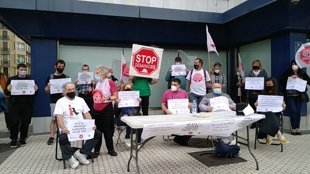 Colectivos sociales se "plantan" ante posibles desahucios en Lasarte, Zumaia y Donostia por subidas abusivas 1 concentracion Colectivos sociales se "plantan" ante posibles desahucios en Lasarte, Zumaia y Donostia por subidas abusivas