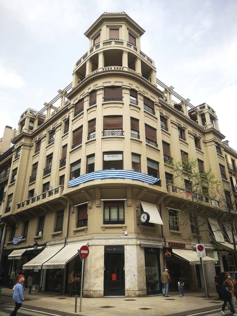 joyeria internacional La sirena de la calle Garibai que no cesa