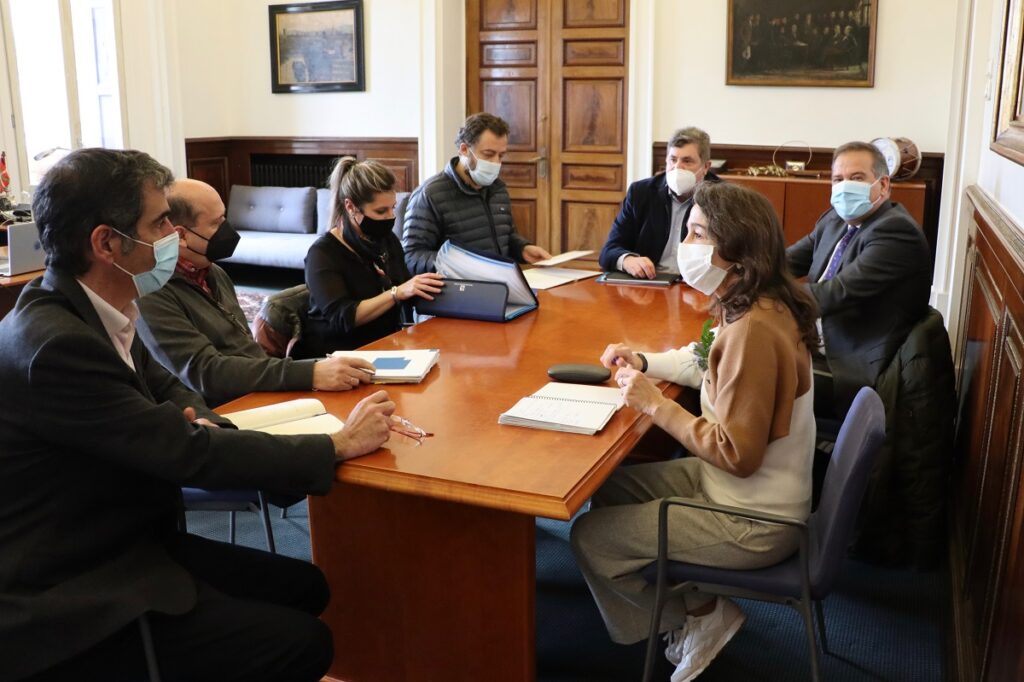 mesa hosteleria Ayuntamiento y Hostelería Gipuzkoa se reúnen para definir ayudas al sector