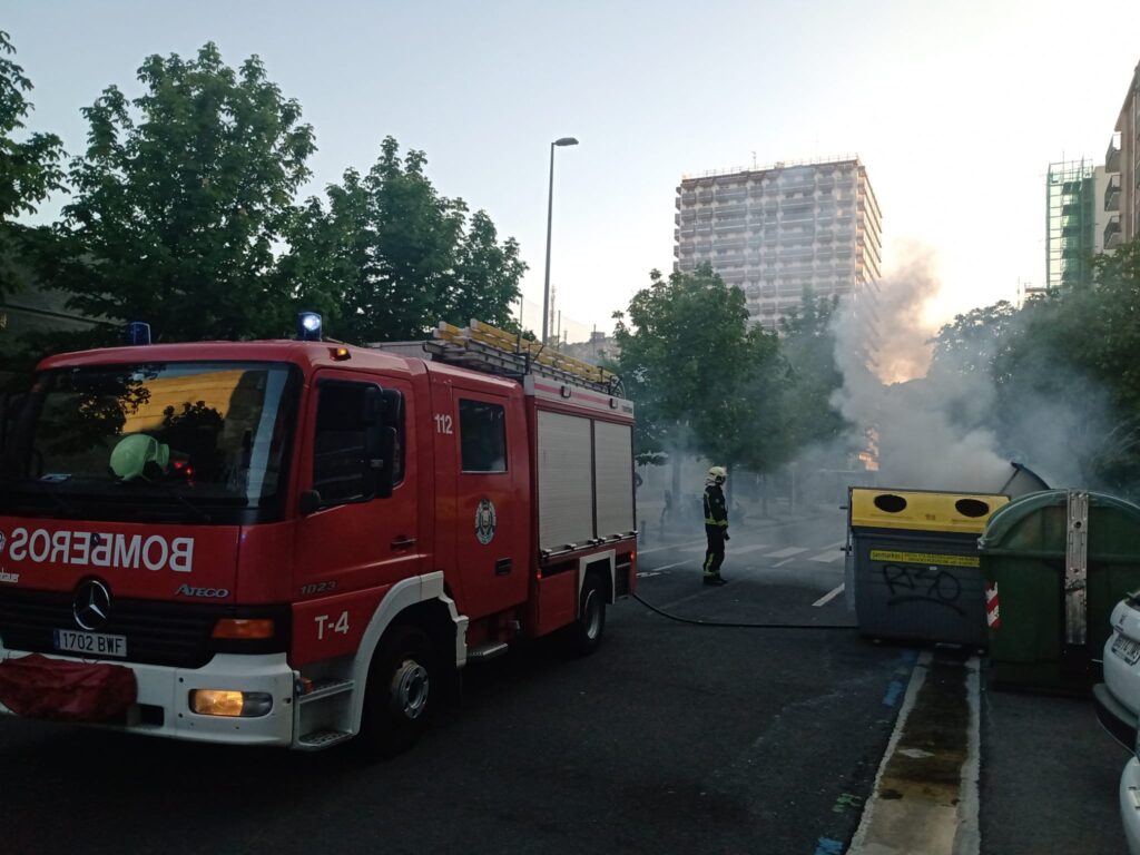 40a25481 7fb8 4391 9722 ae416315cbc5 1 Queman varios contenedores en Amara Berri
