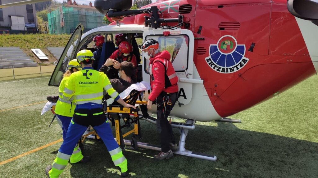 Aralar helicoptero Rescate en helicóptero de un joven en la Sierra de Aralar (Amezketa)