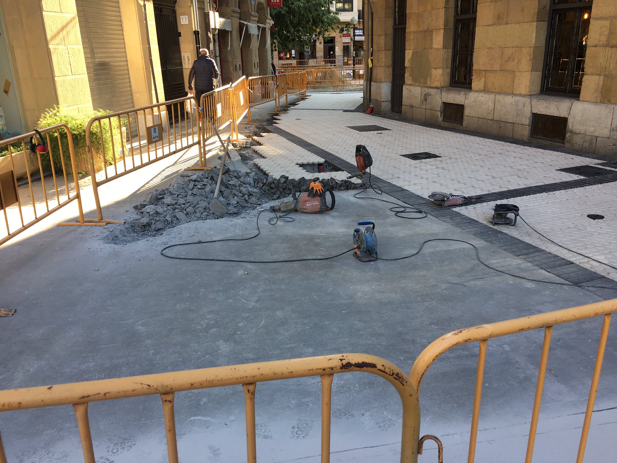 Arroka Un hostelero denuncia "improvisación" y "perjuicios" en las obras de la plaza Easo
