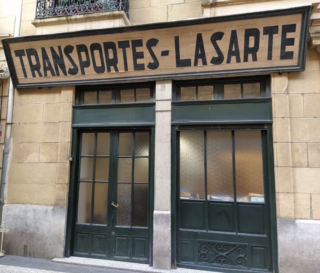 Carpinteria exterior y rotulo 1900 Áncora pide que el rótulo de Transportes Lasarte se conserve 'in situ'