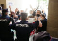 Foto de archivo (abril 2021). Imágenes del altercado entre SOS Ostalaritza y la Ertzaintza. Foto: Santiago Farizano