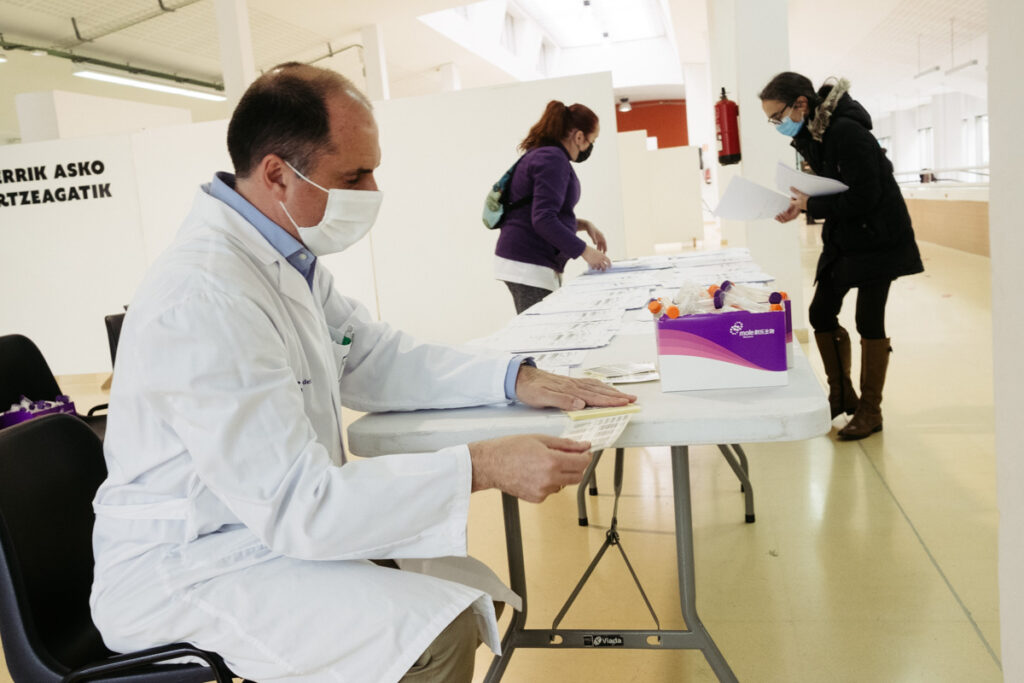 PCR Errenteria 01 La incidencia de Hernani roza los 1.000 casos y no habrá cribado