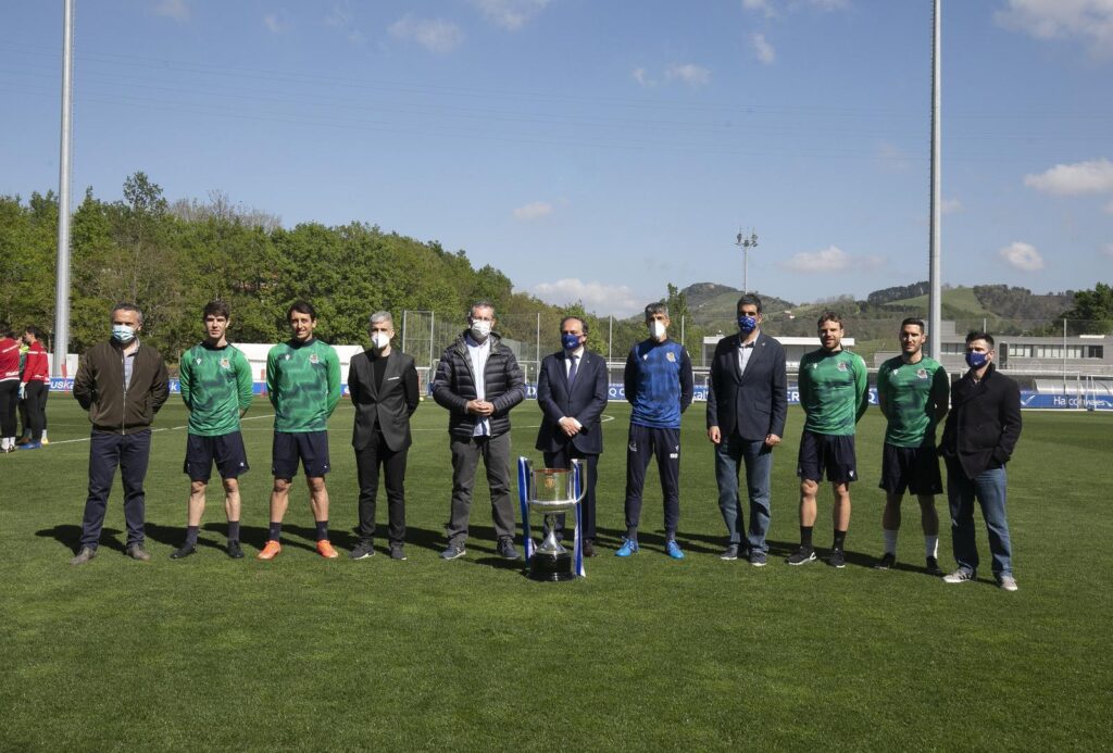 Real copa visita "Representáis al 100% los valores de Gipuzkoa"