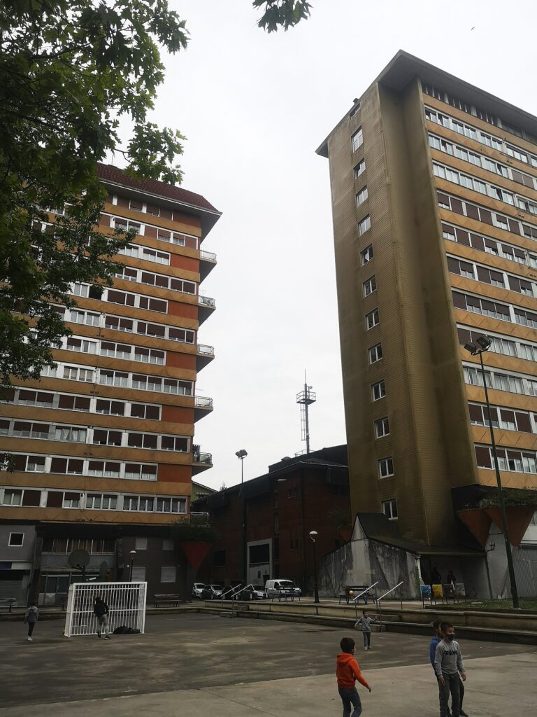 Sputnik tolosa torres patio Los Sputnik de Tolosa, la arquitectura que salió de una nave espacial