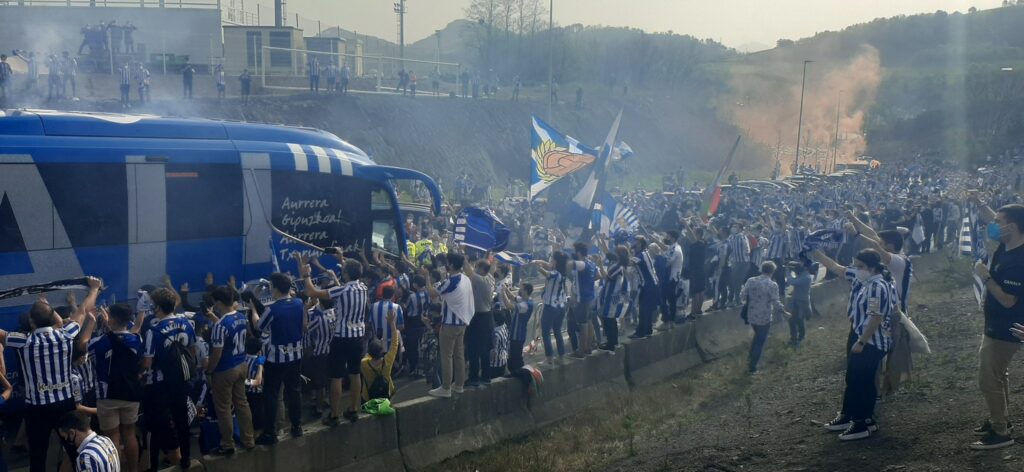 Cientos de donostiarras despiden a la Real Sociedad en Zubieta 2 TxemaGarcia Cientos de donostiarras despiden a la Real Sociedad en Zubieta