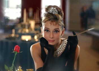 Audrey Hepburn en una de las imágenes promocionales de 'Desayuno con diamantes' (1961), uno de sus personajes más celebrados.