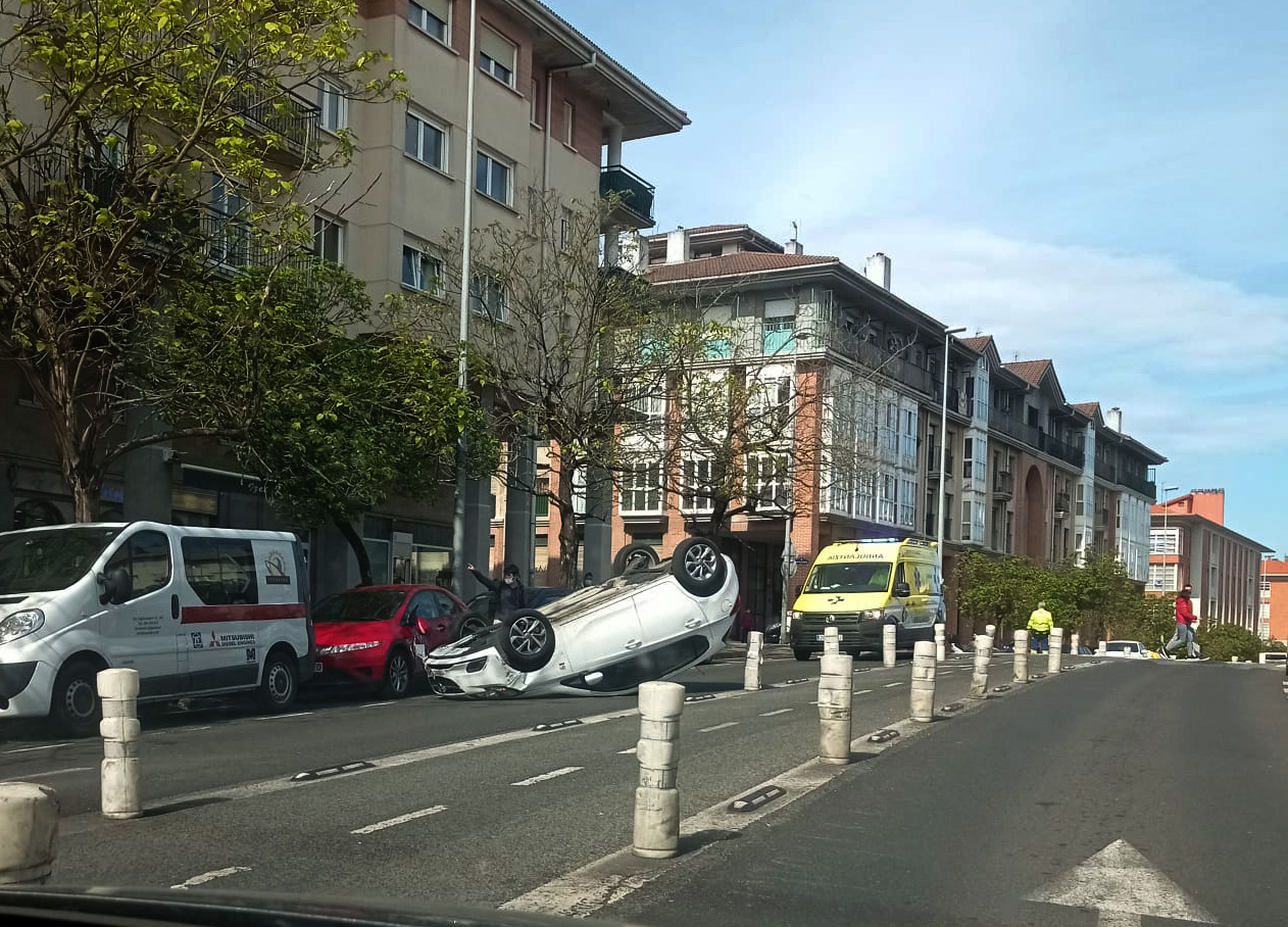 bea1da65 8e9a 4251 a0a7 d998f40fe026 Un coche vuelca en Intxaurrondo