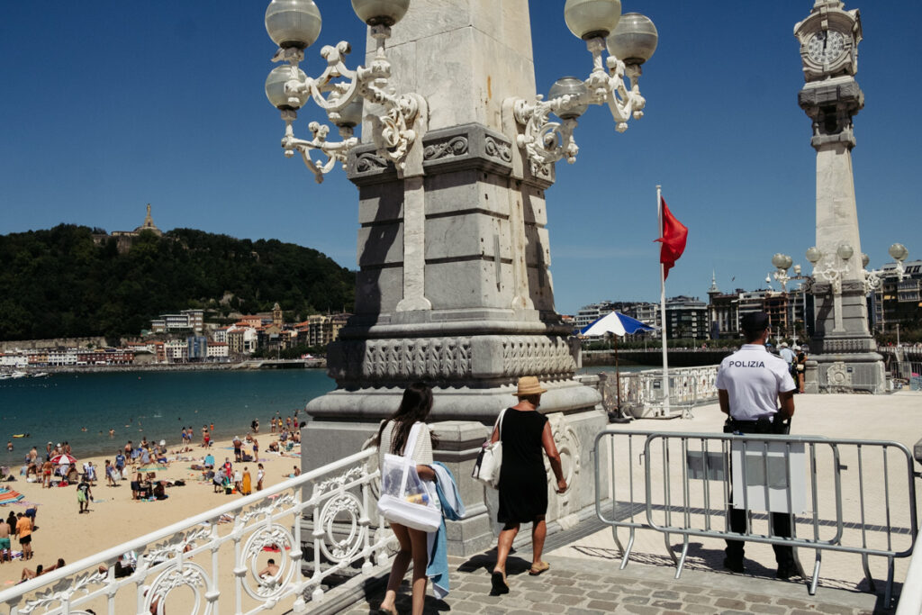 donostitik playa control acceso Un covid a la baja en Euskadi en otra semana clave
