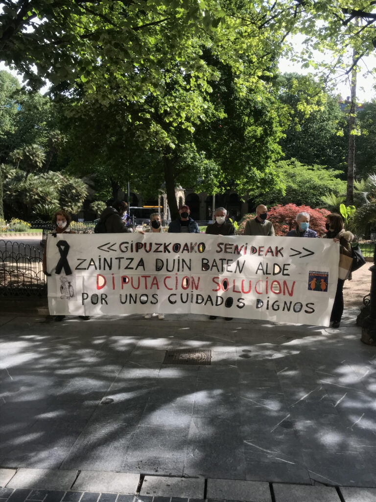 gipuzoako senideak “A trabajadoras de las residencias las he visto llorar de impotencia”