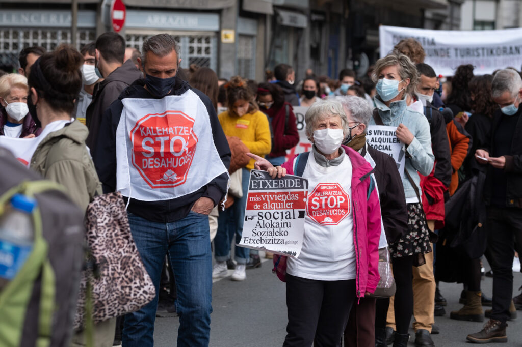 DSCF8856 Cientos de personas marchan por el derecho a la vivienda en Donostia