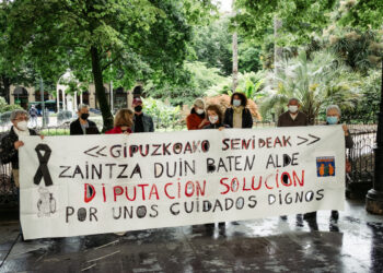 Archivo. Protesta de Gipuzkoako Senideak frente a la Diputación. Foto: Santiago Farizano