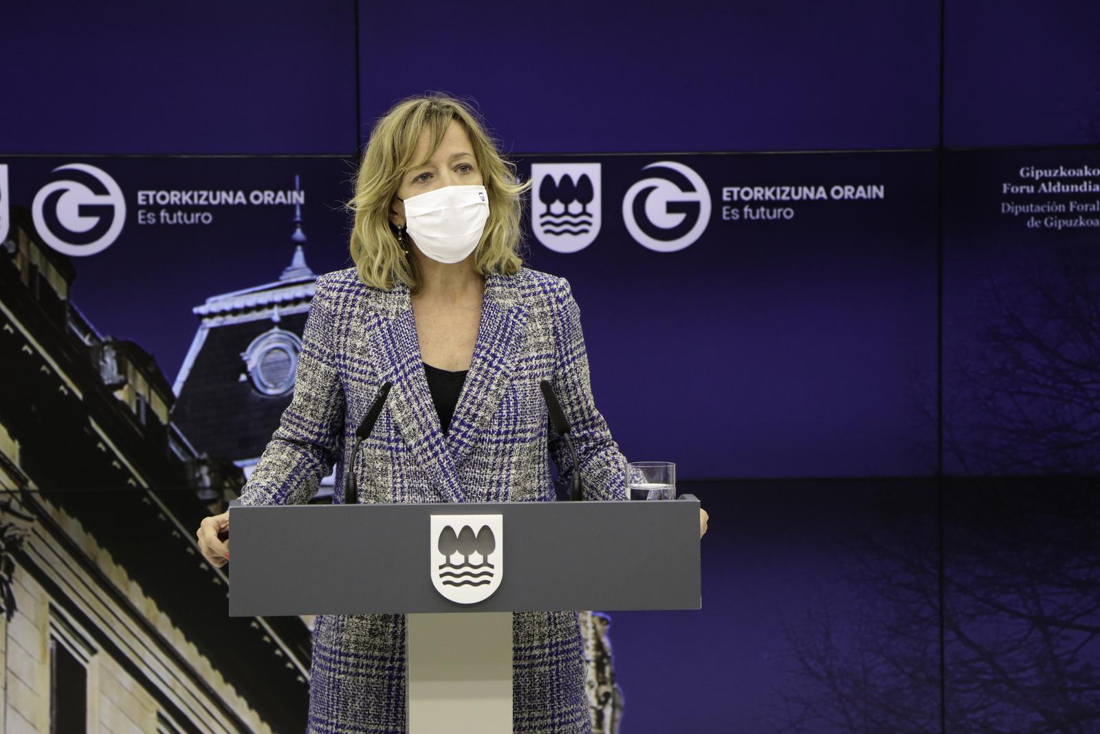 Eider Mendoza mayo Luz verde a las ayudas Elkar-Ekin Lanean para frenar la exclusión social en Gipuzkoa