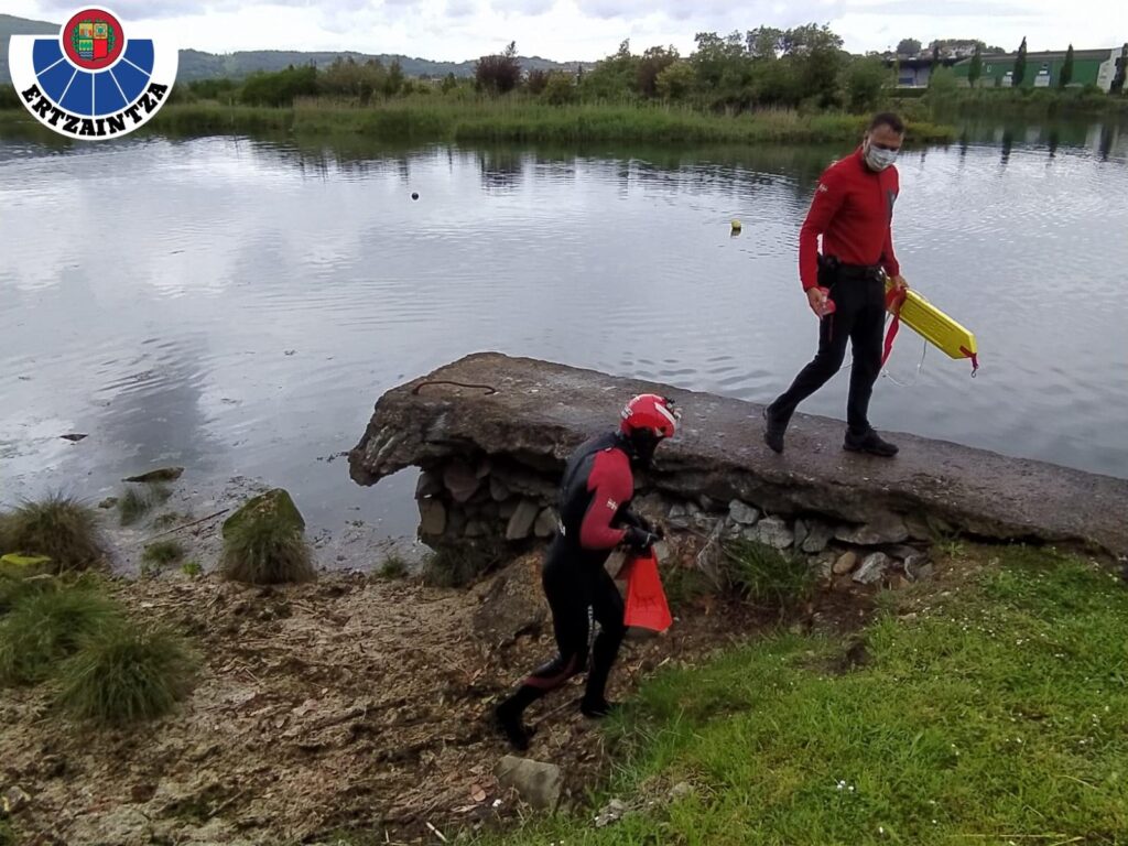 Ertzaintza migrante Rescatan el cadáver de una persona migrante del río Bidasoa en Irun