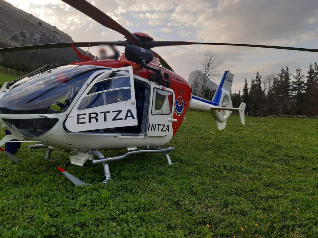 helicoptero Alegia: Evacuado un hombre tras cortarse en la pierna con una motosierra
