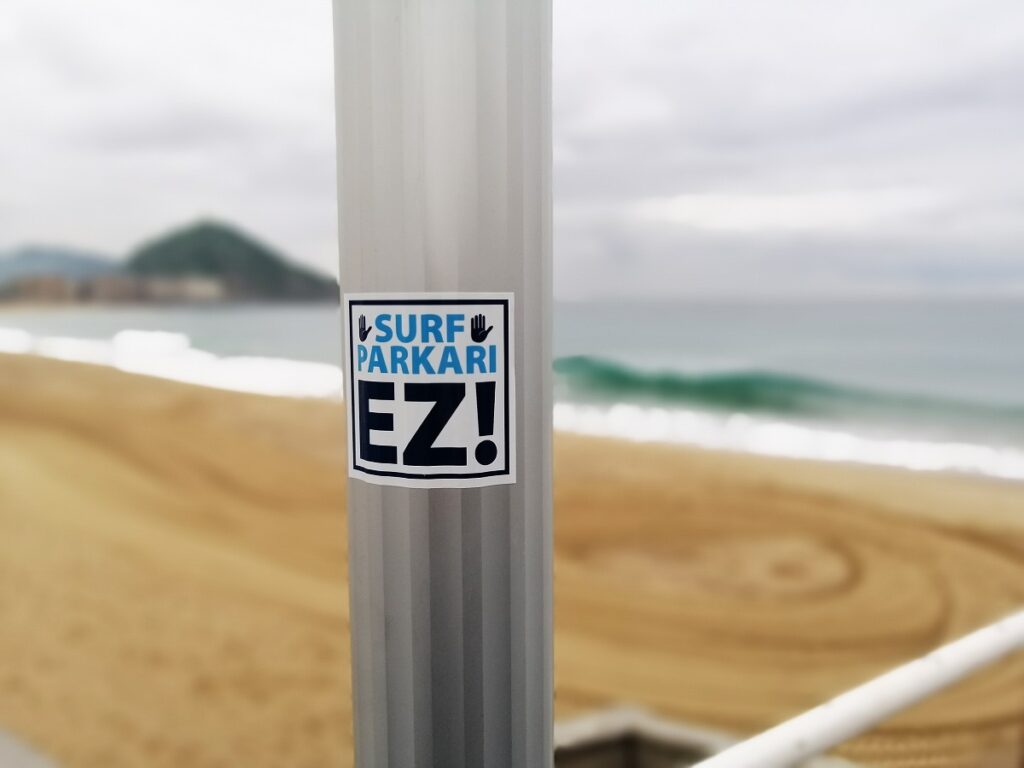 pegatina surf Surfistas gipuzkoanos se movilizan contra la ola artificial de Antondegi