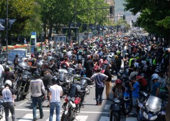 Motoristas manifestados en Donostia. Fotos: Santiago Farizano