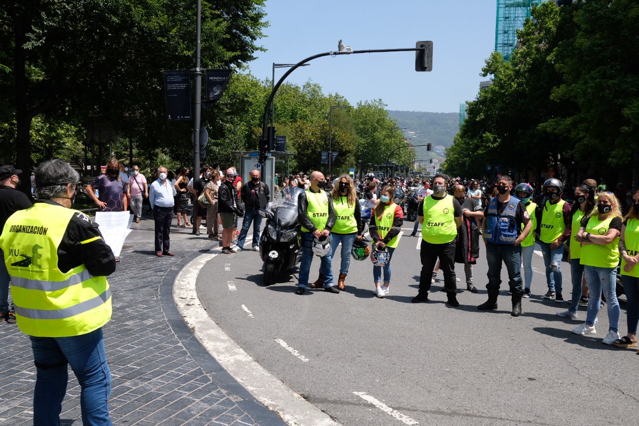 2021 0613 12505800 copy 1280x853 - Los motoristas recorren Donostia contra la siniestralidad del sector