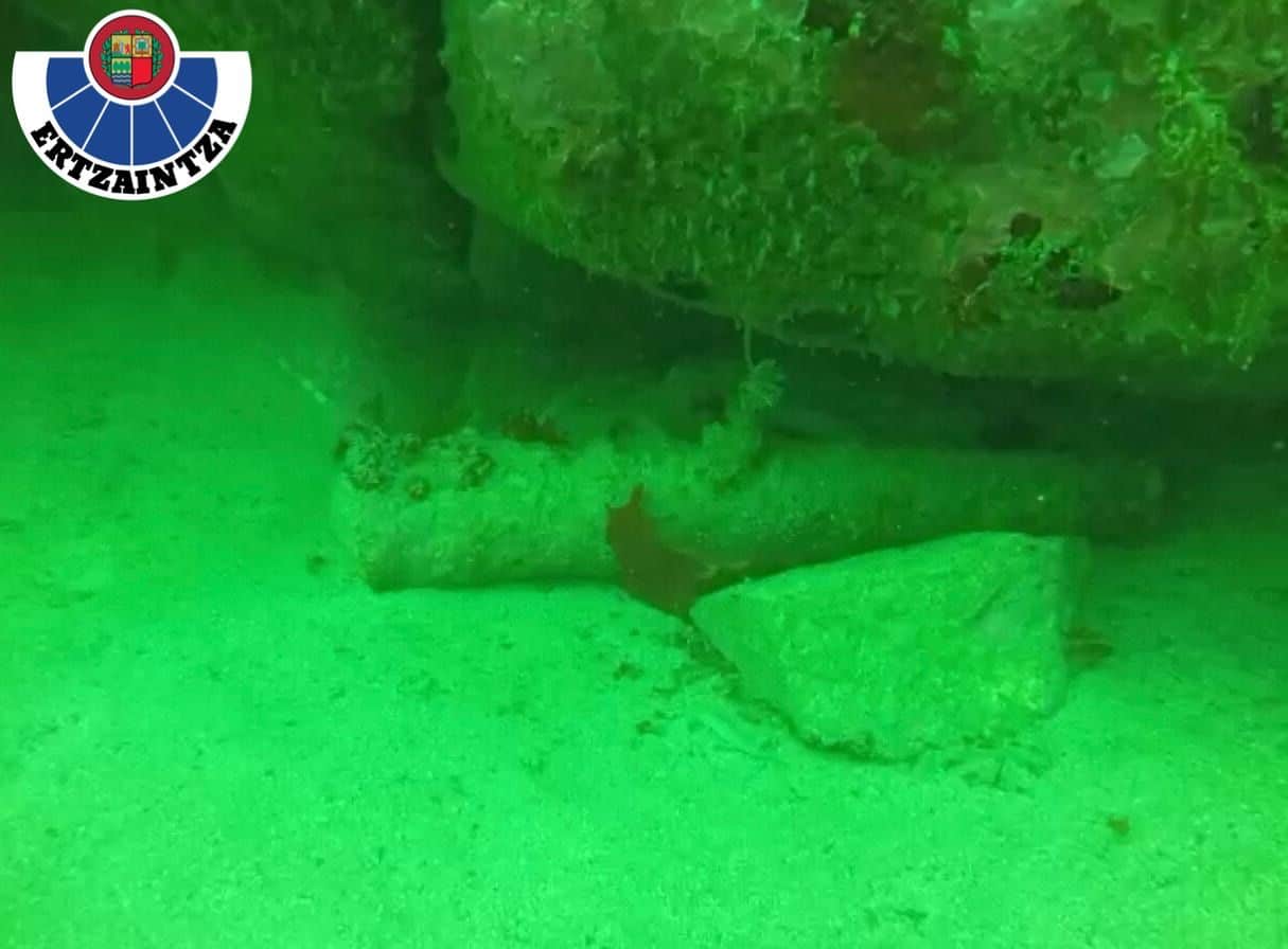 Foto Canon 1 El cañón hallado en Txingudi permanecerá en el mar por ahora