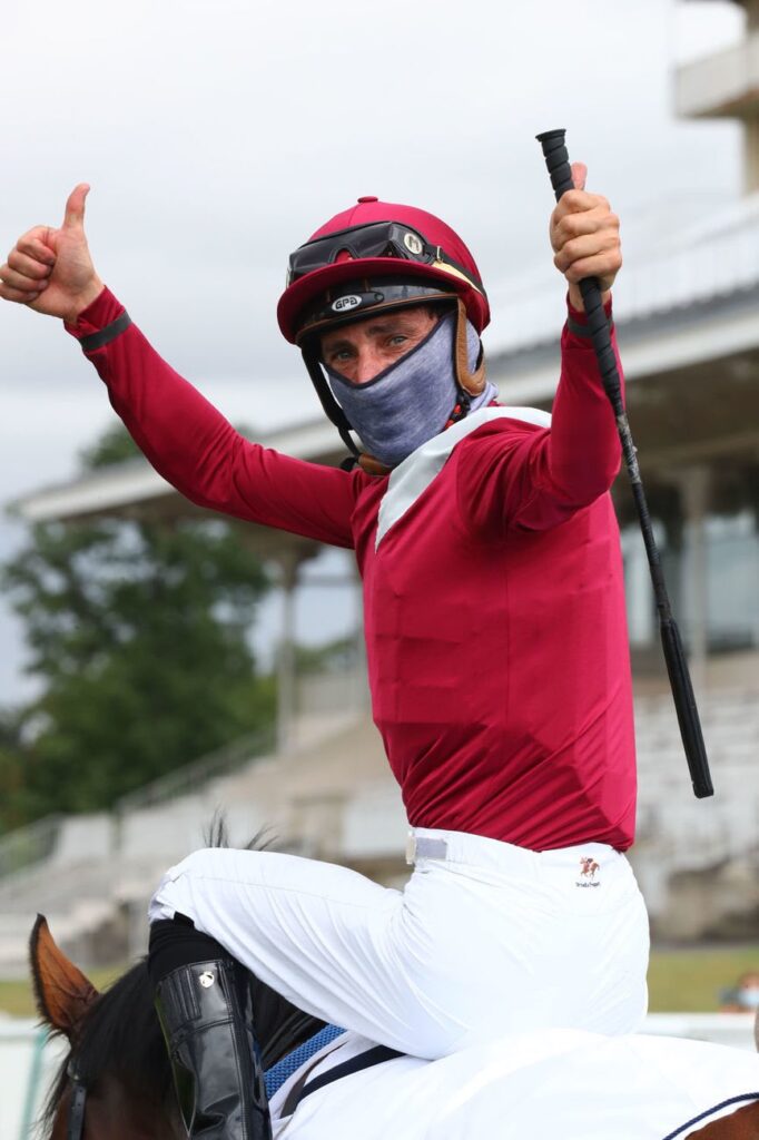 Ioritz Mendizabal El jockey gipuzkoano Ioritz Mendizábal hace historia en el derby francés