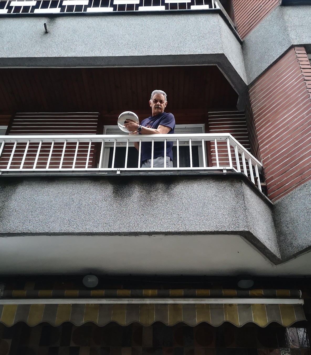 Pinar Irun cacerolada Rebelión en la calle Pinar de Irun